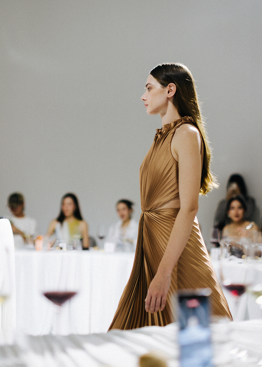 THE PARROT FALL/WINTER 2025 แฟชั่นโชว์ Performance Art ที่ทำร่วมกับ Emie Cake Studio 9