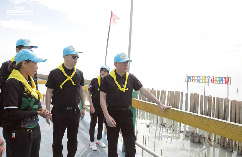 พีระพันธุ์ร่วมกิจกรรมจิตอาสา 904 น้อมส่งเสด็จสู่สวรรคาลัย พัฒนาแหล่งพักผ่อนชายทะเล บางขุนเทียน 1