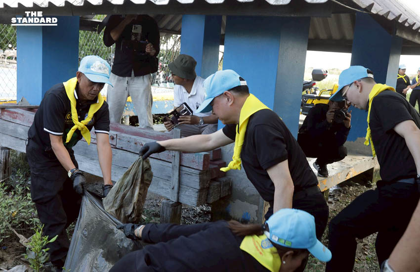 พีระพันธุ์ ร่วมกิจกรรมจิตอาสา 904 น้อมส่งเสด็จสู่สวรรคาลัย พัฒนาแหล่งพักผ่อนชายทะเล บางขุนเทียน 4