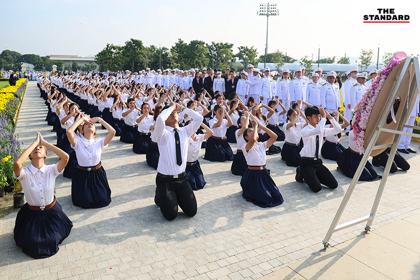 นายกฯ นำ ครม. ถวาย พวงมาลา เนื่องใน วันนวมินทรมหาราช 13 ตุลาคม 4