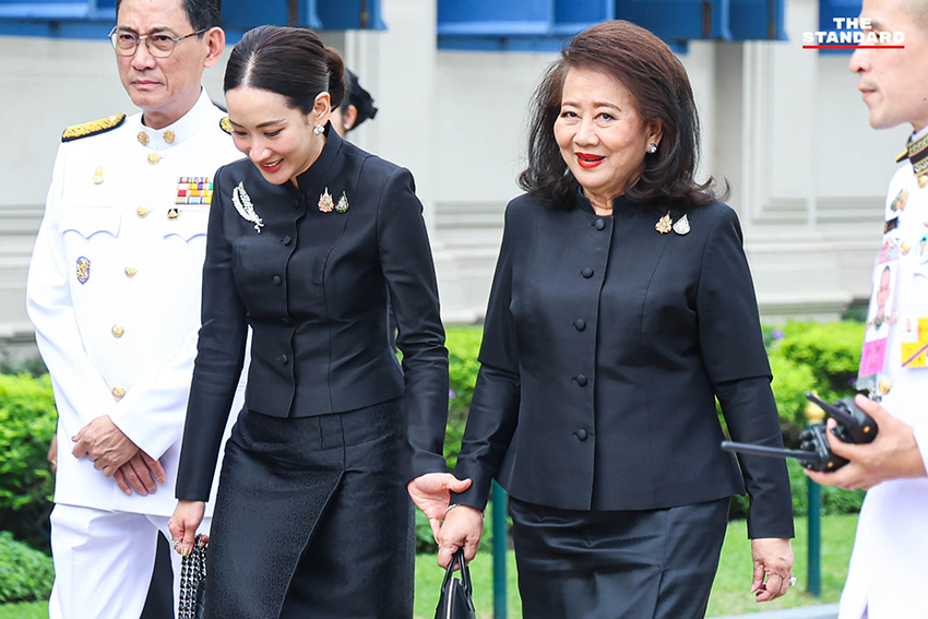 คุณหญิงพจมาน-เอม ร่วมถวายความอาลัย สมเด็จพระพันปีหลวง 1