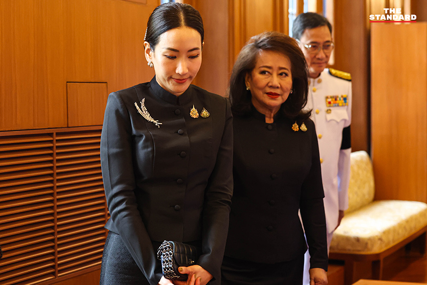 คุณหญิงพจมาน-เอม ร่วมถวายความอาลัย สมเด็จพระพันปีหลวง 2
