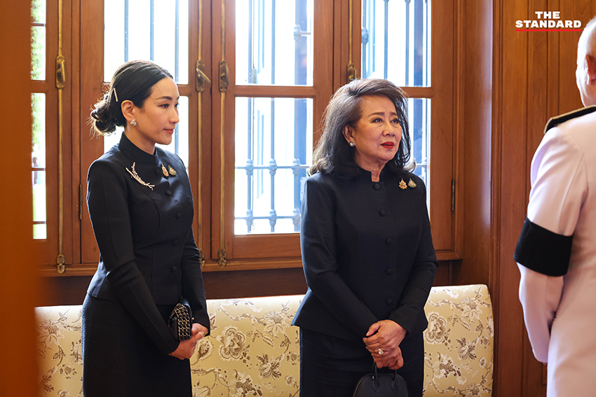 คุณหญิงพจมาน-เอม ร่วมถวายความอาลัย สมเด็จพระพันปีหลวง 3