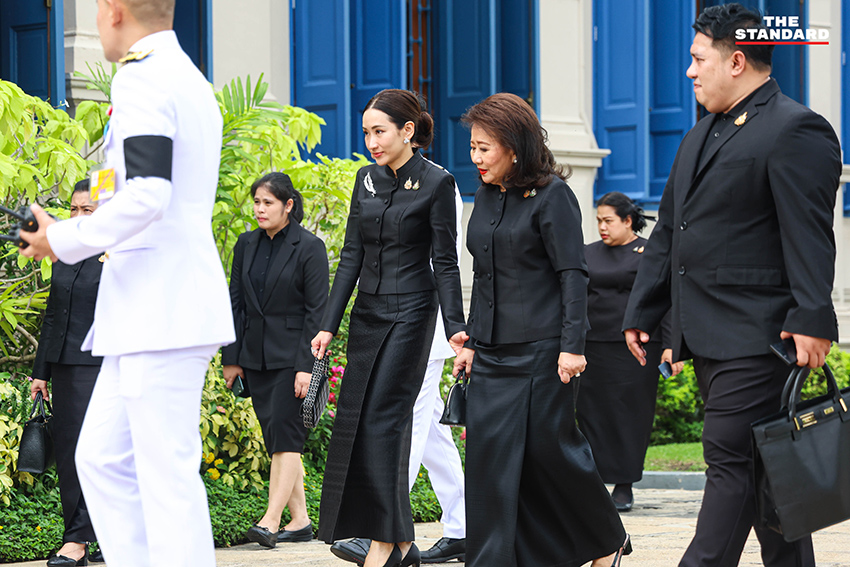 คุณหญิงพจมาน-เอม ร่วมถวายความอาลัย สมเด็จพระพันปีหลวง 4