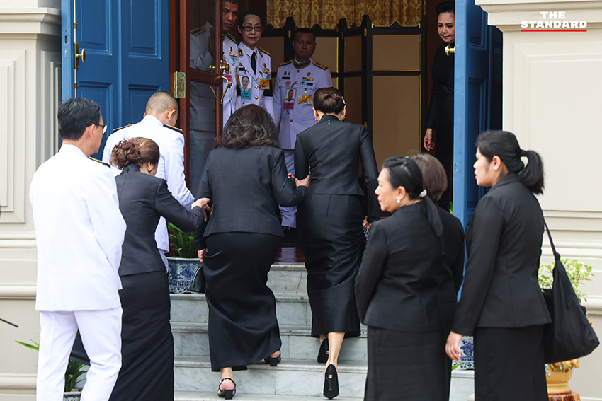 คุณหญิงพจมาน-เอม ร่วมถวายความอาลัย สมเด็จพระพันปีหลวง 5
