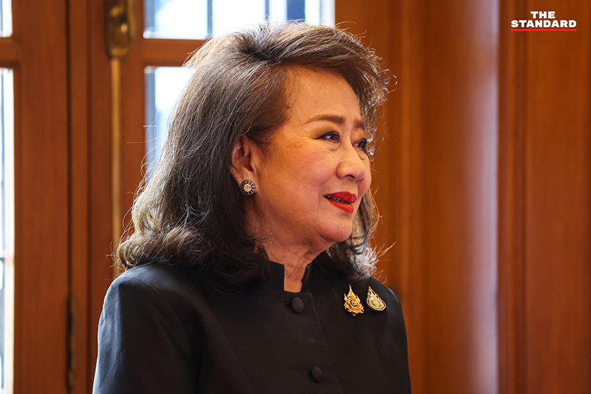 คุณหญิงพจมาน-เอม ร่วมถวายความอาลัย สมเด็จพระพันปีหลวง 6