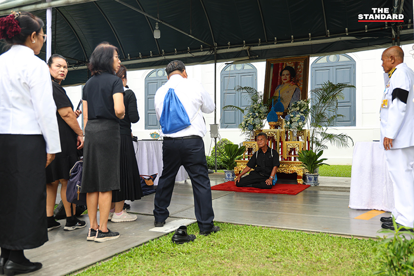 เริ่มวันแรก เปิดให้ประชาชนเข้าถวายสักการะ-ลงนามอาลัย สมเด็จพระพันปีหลวง 8