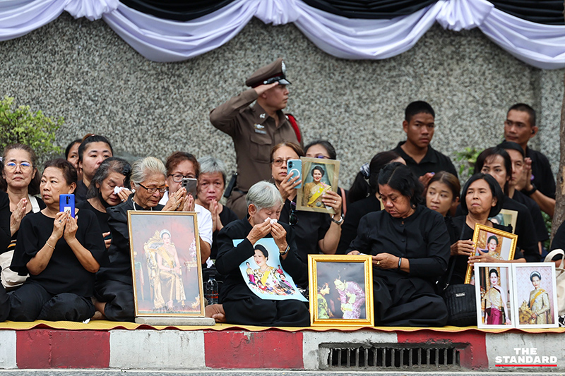 ประมวลภาพ ขบวนพระบรมศพ สมเด็จพระพันปีหลวง เสด็จออกจาก โรงพยาบาลจุฬาลงกรณ์ ด้วยรถยนต์พระที่นั่งคันประวัติศาสตร์ ท่ามกลางความอาลัยประชาชนทั่วหล้า 11