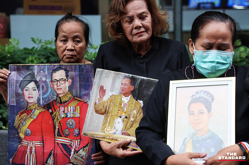 ประมวลภาพ ขบวนพระบรมศพ สมเด็จพระพันปีหลวง เสด็จออกจาก โรงพยาบาลจุฬาลงกรณ์ ด้วยรถยนต์พระที่นั่งคันประวัติศาสตร์ ท่ามกลางความอาลัยประชาชนทั่วหล้า 12