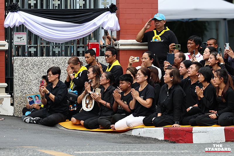 ประมวลภาพ ขบวนพระบรมศพ สมเด็จพระพันปีหลวง เสด็จออกจาก โรงพยาบาลจุฬาลงกรณ์ ด้วยรถยนต์พระที่นั่งคันประวัติศาสตร์ ท่ามกลางความอาลัยประชาชนทั่วหล้า 13
