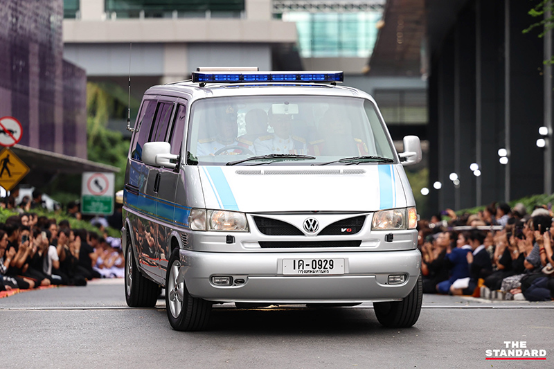 ประมวลภาพ ขบวนพระบรมศพ สมเด็จพระพันปีหลวง เสด็จออกจาก โรงพยาบาลจุฬาลงกรณ์ ด้วยรถยนต์พระที่นั่งคันประวัติศาสตร์ ท่ามกลางความอาลัยประชาชนทั่วหล้า 3