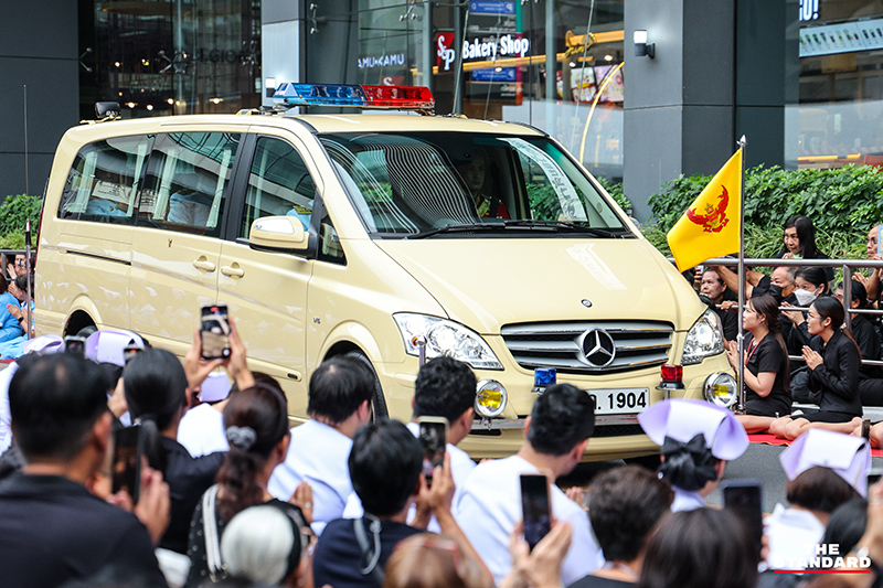 ประมวลภาพ ขบวนพระบรมศพ สมเด็จพระพันปีหลวง เสด็จออกจาก โรงพยาบาลจุฬาลงกรณ์ ด้วยรถยนต์พระที่นั่งคันประวัติศาสตร์ ท่ามกลางความอาลัยประชาชนทั่วหล้า 7
