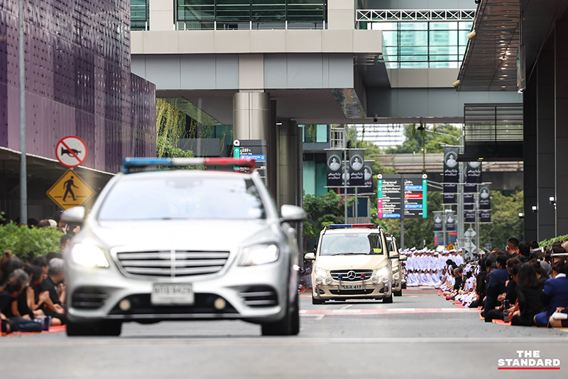 ประมวลภาพ ขบวนพระบรมศพ สมเด็จพระพันปีหลวง เสด็จออกจาก โรงพยาบาลจุฬาลงกรณ์ ด้วยรถยนต์พระที่นั่งคันประวัติศาสตร์ ท่ามกลางความอาลัยประชาชนทั่วหล้า 8