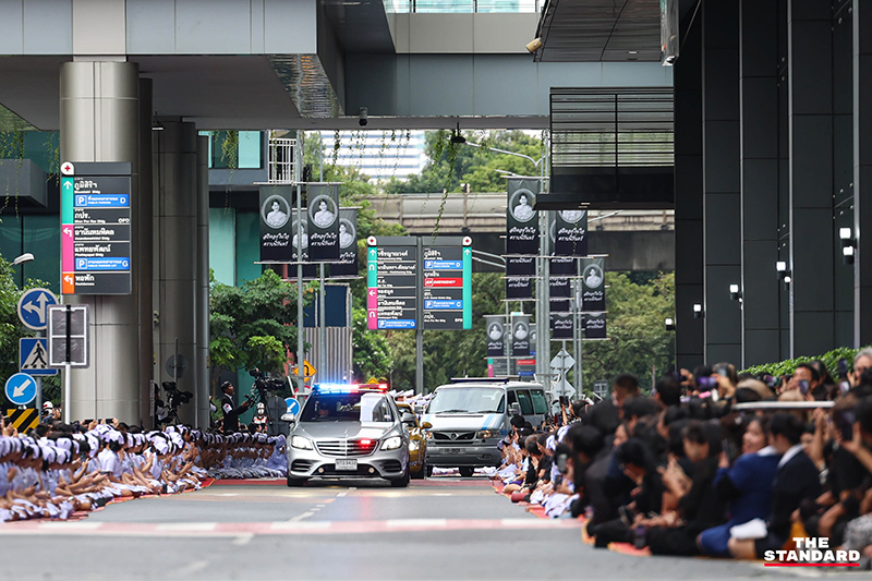 ประมวลภาพ ขบวนพระบรมศพ สมเด็จพระพันปีหลวง เสด็จออกจาก โรงพยาบาลจุฬาลงกรณ์ ด้วยรถยนต์พระที่นั่งคันประวัติศาสตร์ ท่ามกลางความอาลัยประชาชนทั่วหล้า 9