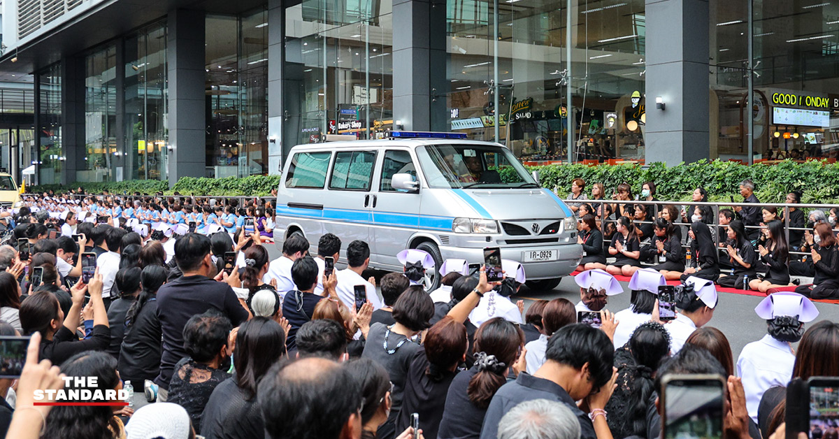 ประมวลภาพ ขบวนพระบรมศพ สมเด็จพระพันปีหลวง เสด็จออกจาก โรงพยาบาลจุฬาลงกรณ์ ด้วยรถยนต์พระที่นั่งคันประวัติศาสตร์ ท่ามกลางความอาลัยประชาชนทั่วหล้า