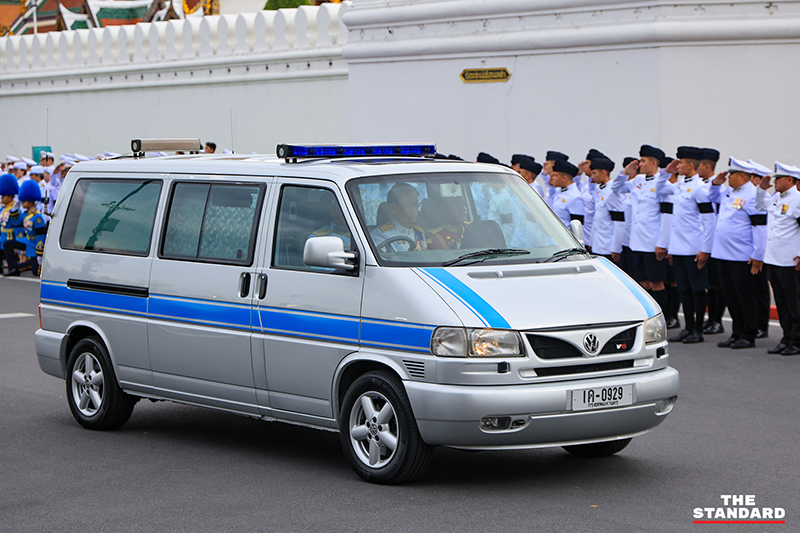 พสกนิกรหลั่งน้ำตา เฝ้าส่งเสด็จ ‘สมเด็จพระพันปีหลวง’ สู่ พระบรมมหาราชวัง 1