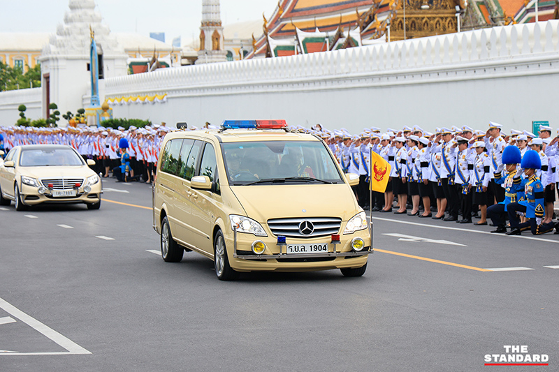 พสกนิกรหลั่งน้ำตา เฝ้าส่งเสด็จ ‘สมเด็จพระพันปีหลวง’ สู่ พระบรมมหาราชวัง 2