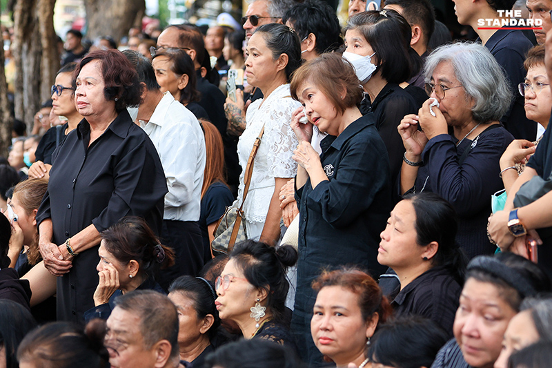 พสกนิกรหลั่งน้ำตา เฝ้าส่งเสด็จ ‘สมเด็จพระพันปีหลวง’ สู่ พระบรมมหาราชวัง 3