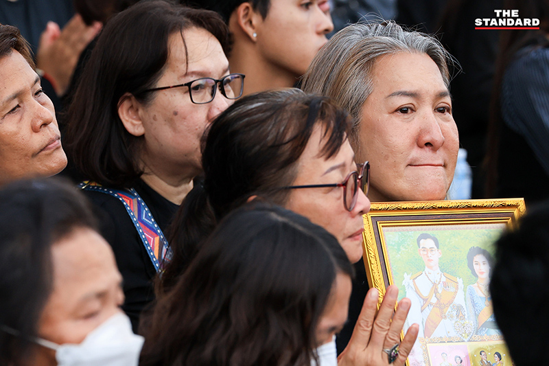 พสกนิกรหลั่งน้ำตา เฝ้าส่งเสด็จ ‘สมเด็จพระพันปีหลวง’ สู่ พระบรมมหาราชวัง 4