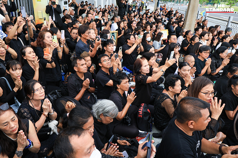พสกนิกรหลั่งน้ำตา เฝ้าส่งเสด็จ ‘สมเด็จพระพันปีหลวง’ สู่ พระบรมมหาราชวัง 5