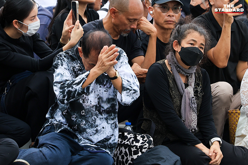 พสกนิกรหลั่งน้ำตา เฝ้าส่งเสด็จ ‘สมเด็จพระพันปีหลวง’ สู่ พระบรมมหาราชวัง 6