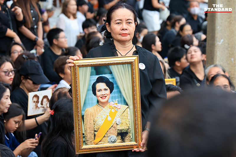 พสกนิกรหลั่งน้ำตา เฝ้าส่งเสด็จ ‘สมเด็จพระพันปีหลวง’ สู่ พระบรมมหาราชวัง 8