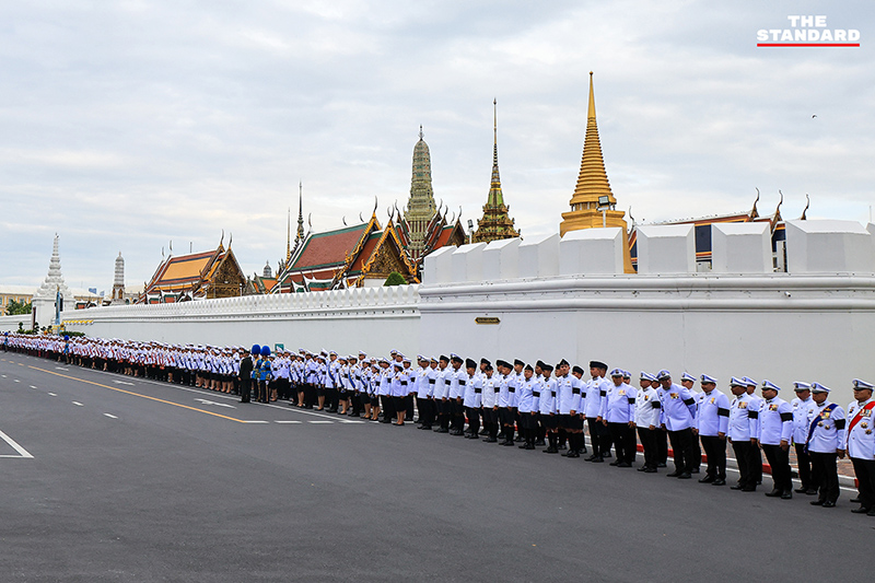 พสกนิกรหลั่งน้ำตา เฝ้าส่งเสด็จ ‘สมเด็จพระพันปีหลวง’ สู่ พระบรมมหาราชวัง 9