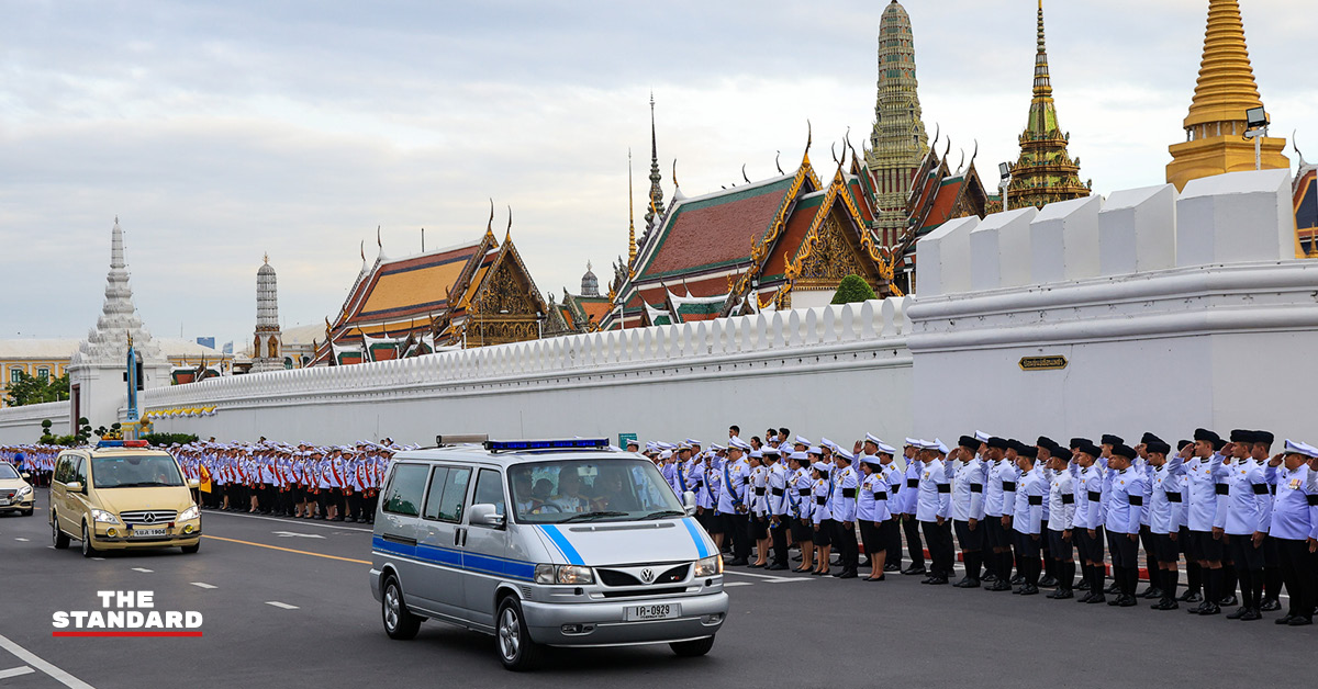 พสกนิกรหลั่งน้ำตา เฝ้าส่งเสด็จ ‘สมเด็จพระพันปีหลวง’ สู่ พระบรมมหาราชวัง