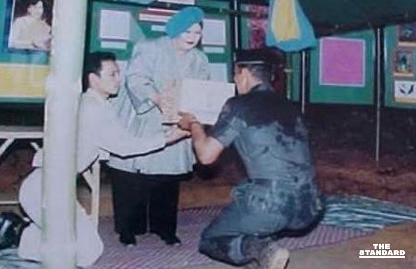 พระมหากรุณาธิคุณ สมเด็จพระบรมราชชนนีพันปีหลวง เสด็จฯ เยี่ยม ตชด. พิทักษ์ป่า ฮาลา-บาลา ปี 2539 พระราชทานวิทยุสื่อสาร 3