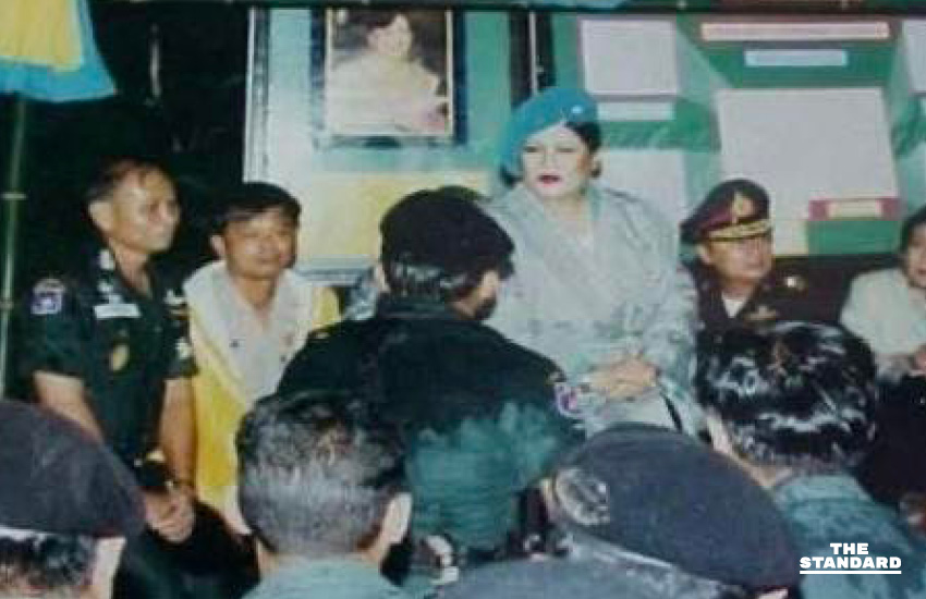 พระมหากรุณาธิคุณ สมเด็จพระบรมราชชนนีพันปีหลวง เสด็จฯ เยี่ยม ตชด. พิทักษ์ป่า ฮาลา-บาลา ปี 2539 พระราชทานวิทยุสื่อสาร 4