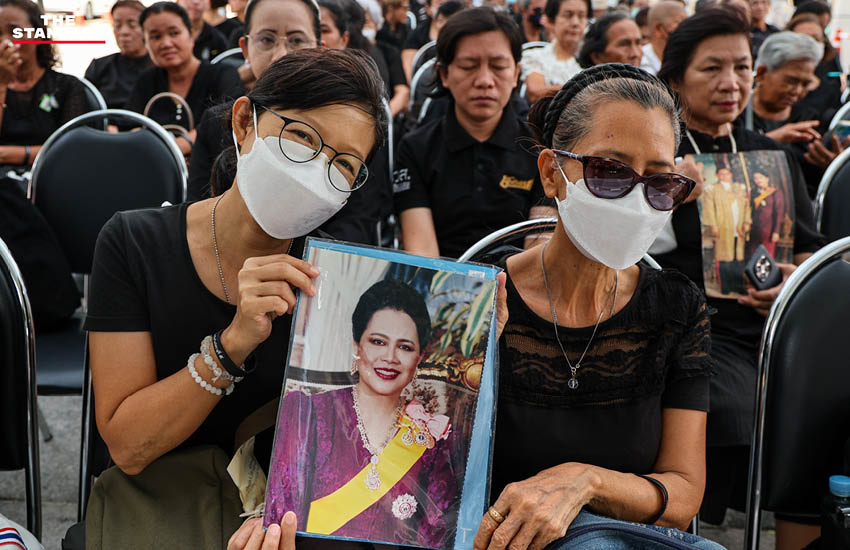 ประชาชนเริ่มแน่น รพ.จุฬา เฝ้าส่งเสด็จ สมเด็จพระพันปีหลวง ครั้งสุดท้าย 1
