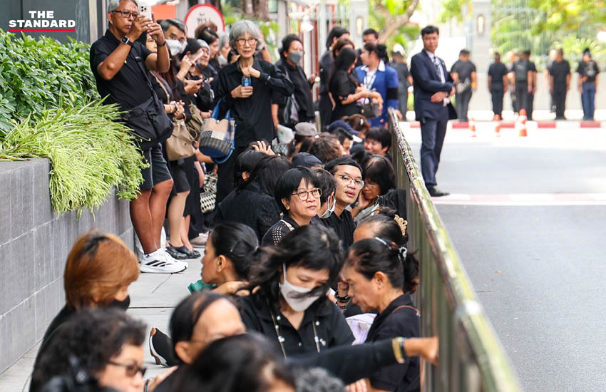 ประชาชนเริ่มแน่น รพ.จุฬา เฝ้าส่งเสด็จ สมเด็จพระพันปีหลวง ครั้งสุดท้าย 2