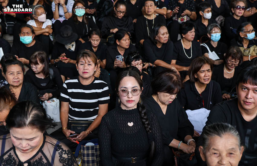 ประชาชนเริ่มแน่น รพ.จุฬา เฝ้าส่งเสด็จ สมเด็จพระพันปีหลวง ครั้งสุดท้าย 3