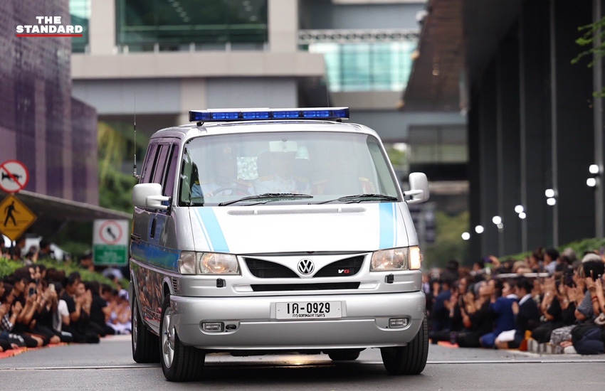 ขบวนพระบรมศพ สมเด็จพระนางเจ้าฯ พระบรมราชินีนาถ พระบรมราชชนนีพันปีหลวง เคลื่อนออกจาก รพ.จุฬาลงกรณ์ มุ่งสู่ พระบรมมหาราชวัง 1
