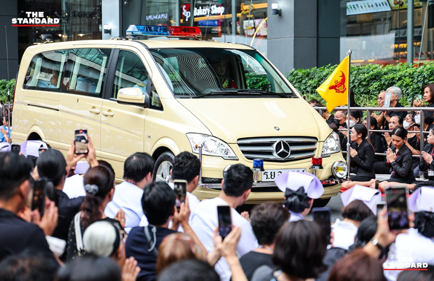 ขบวนพระบรมศพ สมเด็จพระนางเจ้าฯ พระบรมราชินีนาถ พระบรมราชชนนีพันปีหลวง เคลื่อนออกจาก รพ.จุฬาลงกรณ์ มุ่งสู่ พระบรมมหาราชวัง 3