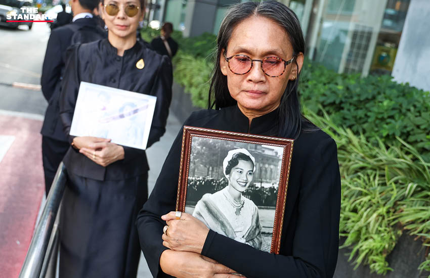 ประชาชนทยอยเดินทางเข้า รพ.จุฬาฯ ลงนามถวายความอาลัย-จับจองที่นั่งรอส่งเสด็จ สมเด็จพระพันปีหลวง สู่ พระบรมมหาราชวัง ในเวลา 16.00 น. 1