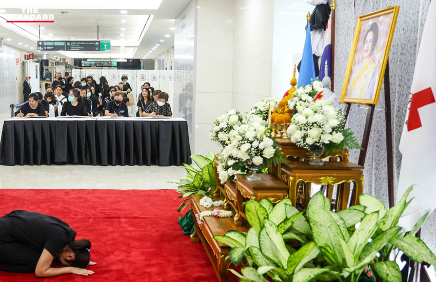 ประชาชนทยอยเดินทางเข้า รพ.จุฬาฯ ลงนามถวายความอาลัย-จับจองที่นั่งรอส่งเสด็จ สมเด็จพระพันปีหลวง สู่ พระบรมมหาราชวัง ในเวลา 16.00 น. 10