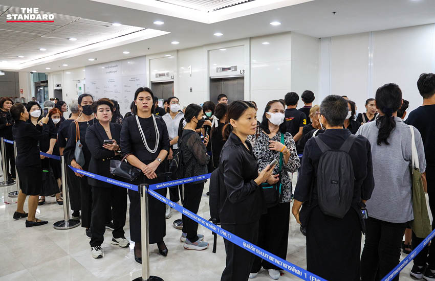 ประชาชนทยอยเดินทางเข้า รพ.จุฬาฯ ลงนามถวายความอาลัย-จับจองที่นั่งรอส่งเสด็จ สมเด็จพระพันปีหลวง สู่ พระบรมมหาราชวัง ในเวลา 16.00 น. 11