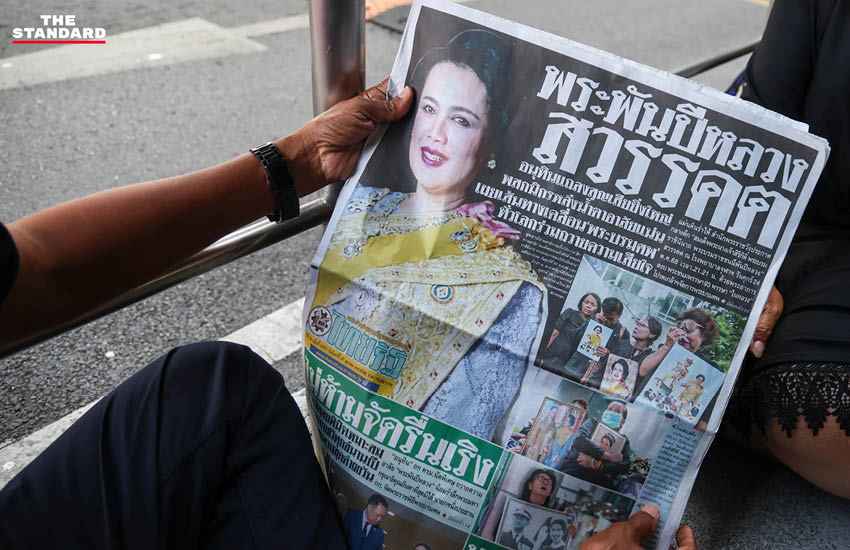ประชาชนทยอยเดินทางเข้า รพ.จุฬาฯ ลงนามถวายความอาลัย-จับจองที่นั่งรอส่งเสด็จ สมเด็จพระพันปีหลวง สู่ พระบรมมหาราชวัง ในเวลา 16.00 น. 13