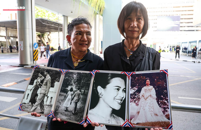 ประชาชนทยอยเดินทางเข้า รพ.จุฬาฯ ลงนามถวายความอาลัย-จับจองที่นั่งรอส่งเสด็จ สมเด็จพระพันปีหลวง สู่ พระบรมมหาราชวัง ในเวลา 16.00 น. 14