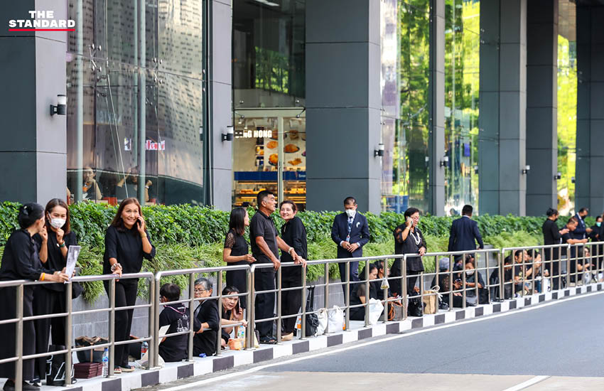ประชาชนทยอยเดินทางเข้า รพ.จุฬาฯ ลงนามถวายความอาลัย-จับจองที่นั่งรอส่งเสด็จ สมเด็จพระพันปีหลวง สู่ พระบรมมหาราชวัง ในเวลา 16.00 น. 16