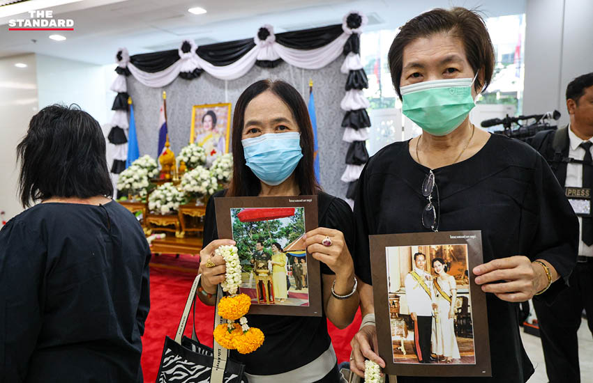 ประชาชนทยอยเดินทางเข้า รพ.จุฬาฯ ลงนามถวายความอาลัย-จับจองที่นั่งรอส่งเสด็จ สมเด็จพระพันปีหลวง สู่ พระบรมมหาราชวัง ในเวลา 16.00 น. 2