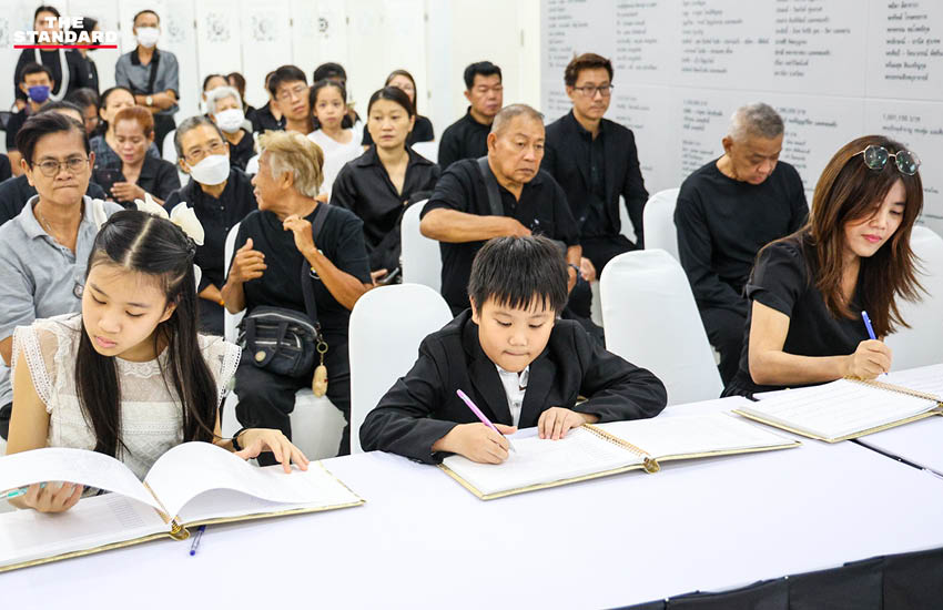 ประชาชนทยอยเดินทางเข้า รพ.จุฬาฯ ลงนามถวายความอาลัย-จับจองที่นั่งรอส่งเสด็จ สมเด็จพระพันปีหลวง สู่ พระบรมมหาราชวัง ในเวลา 16.00 น. 3