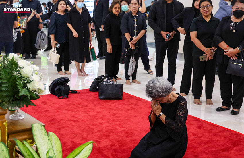 ประชาชนทยอยเดินทางเข้า รพ.จุฬาฯ ลงนามถวายความอาลัย-จับจองที่นั่งรอส่งเสด็จ สมเด็จพระพันปีหลวง สู่ พระบรมมหาราชวัง ในเวลา 16.00 น. 4