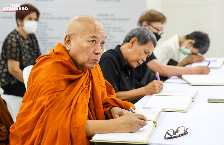ประชาชนทยอยเดินทางเข้า รพ.จุฬาฯ ลงนามถวายความอาลัย-จับจองที่นั่งรอส่งเสด็จ สมเด็จพระพันปีหลวง สู่ พระบรมมหาราชวัง ในเวลา 16.00 น. 5
