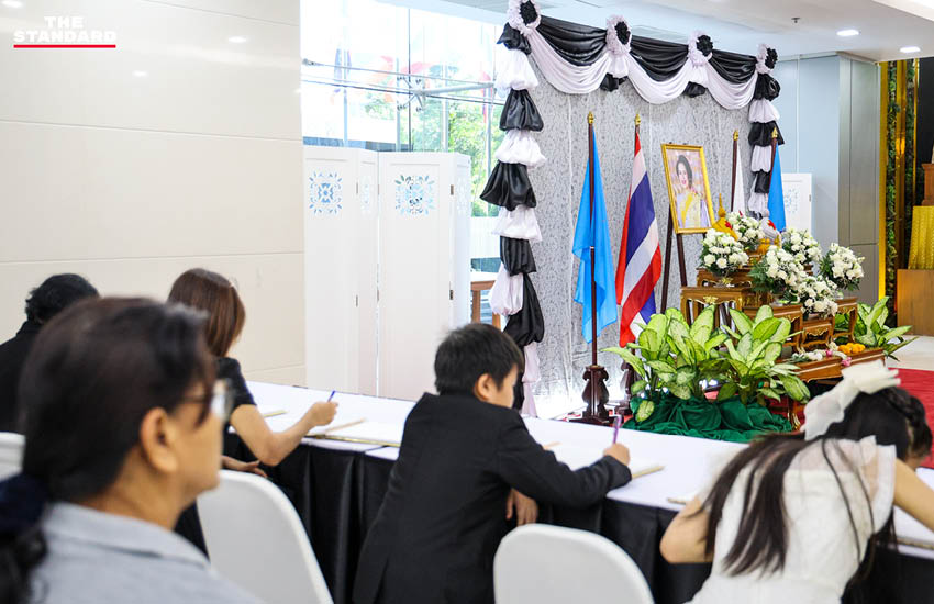 ประชาชนทยอยเดินทางเข้า รพ.จุฬาฯ ลงนามถวายความอาลัย-จับจองที่นั่งรอส่งเสด็จ สมเด็จพระพันปีหลวง สู่ พระบรมมหาราชวัง ในเวลา 16.00 น. 6