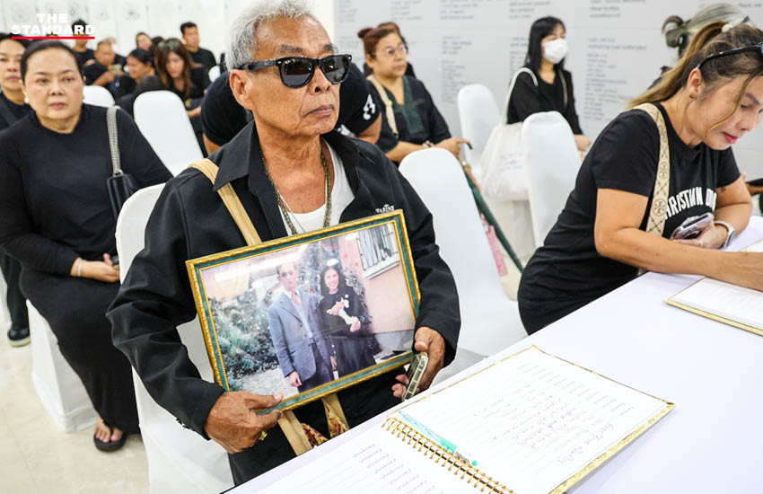 ประชาชนทยอยเดินทางเข้า รพ.จุฬาฯ ลงนามถวายความอาลัย-จับจองที่นั่งรอส่งเสด็จ สมเด็จพระพันปีหลวง สู่ พระบรมมหาราชวัง ในเวลา 16.00 น. 8