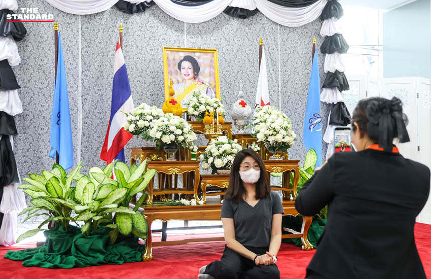 ประชาชนทยอยเดินทางเข้า รพ.จุฬาฯ ลงนามถวายความอาลัย-จับจองที่นั่งรอส่งเสด็จ สมเด็จพระพันปีหลวง สู่ พระบรมมหาราชวัง ในเวลา 16.00 น. 9