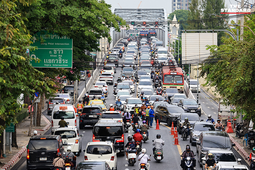 เปิดเทอมวันแรก ถนนสามเสนวิกฤต รถติดหนัก กรุงเทพมหานครเร่งแก้ปัญหา 12
