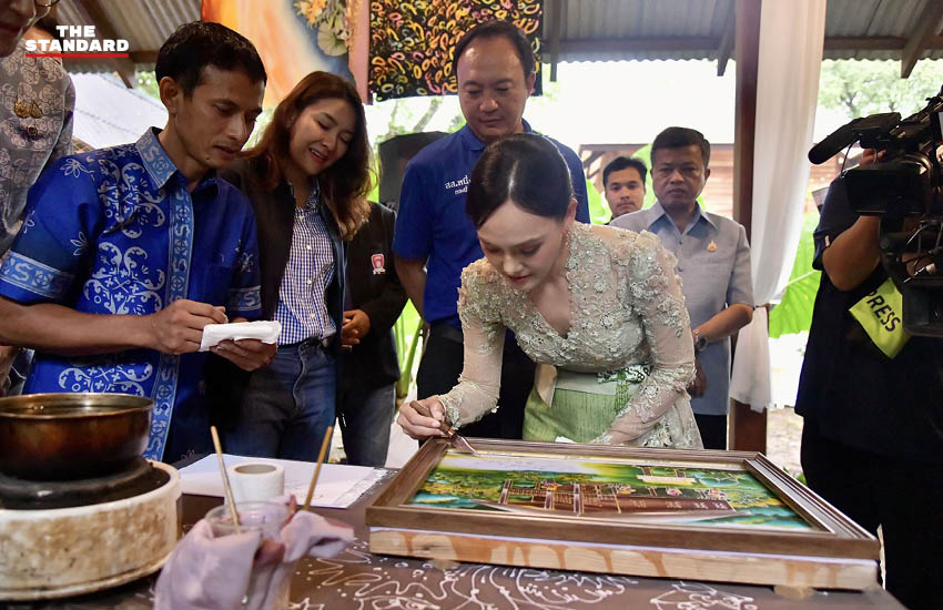 ศศิธรนำสื่อทัวร์ **กระบี่** เมินกระแสอภิสิทธิ์ชิงฐานเสียง ย้ำผลงานคือแต้มต่อ ไม่หวั่นไหวโยน **ประชาชน** ตัดสินใจ หวังชนะยกจังหวัด 2